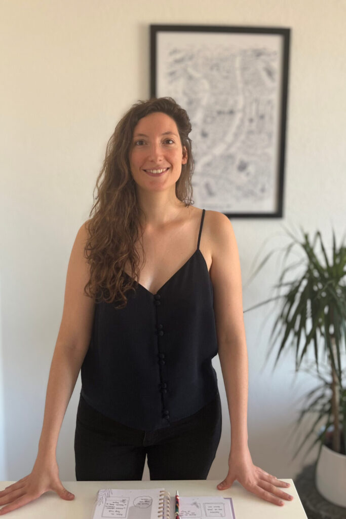 Laura Rodrigues diététicienne se tenant devant son bureau