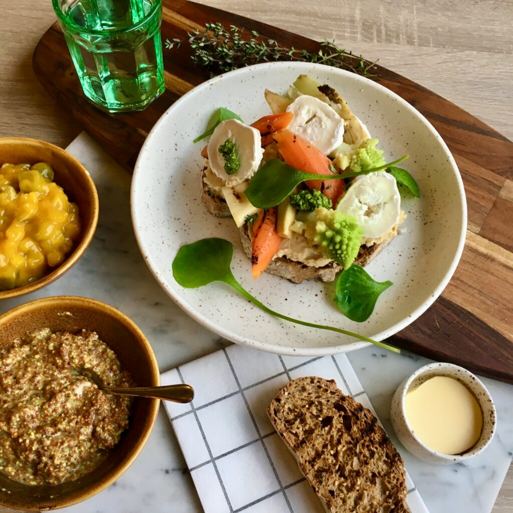 Pancakes sans gluten avec du saumon fumé et du chèvre frais