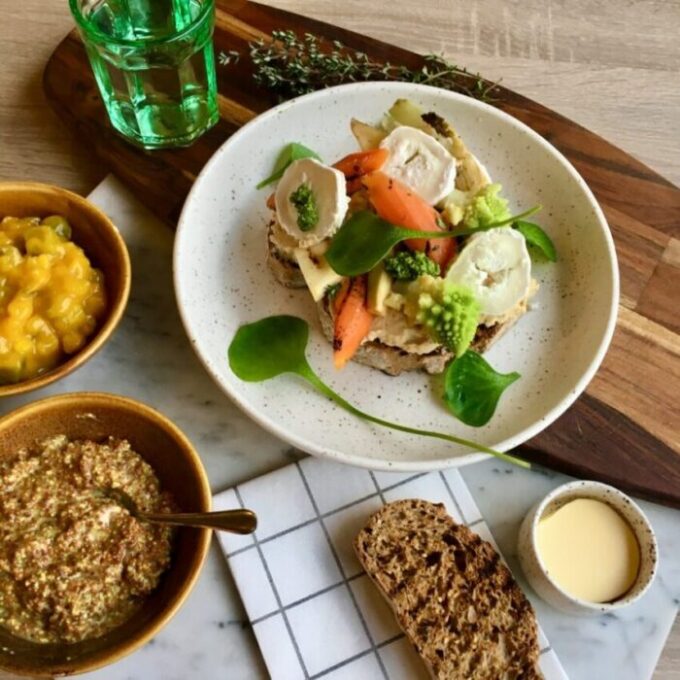 Pancakes sans gluten avec du saumon fumé et du chèvre frais. Consultation